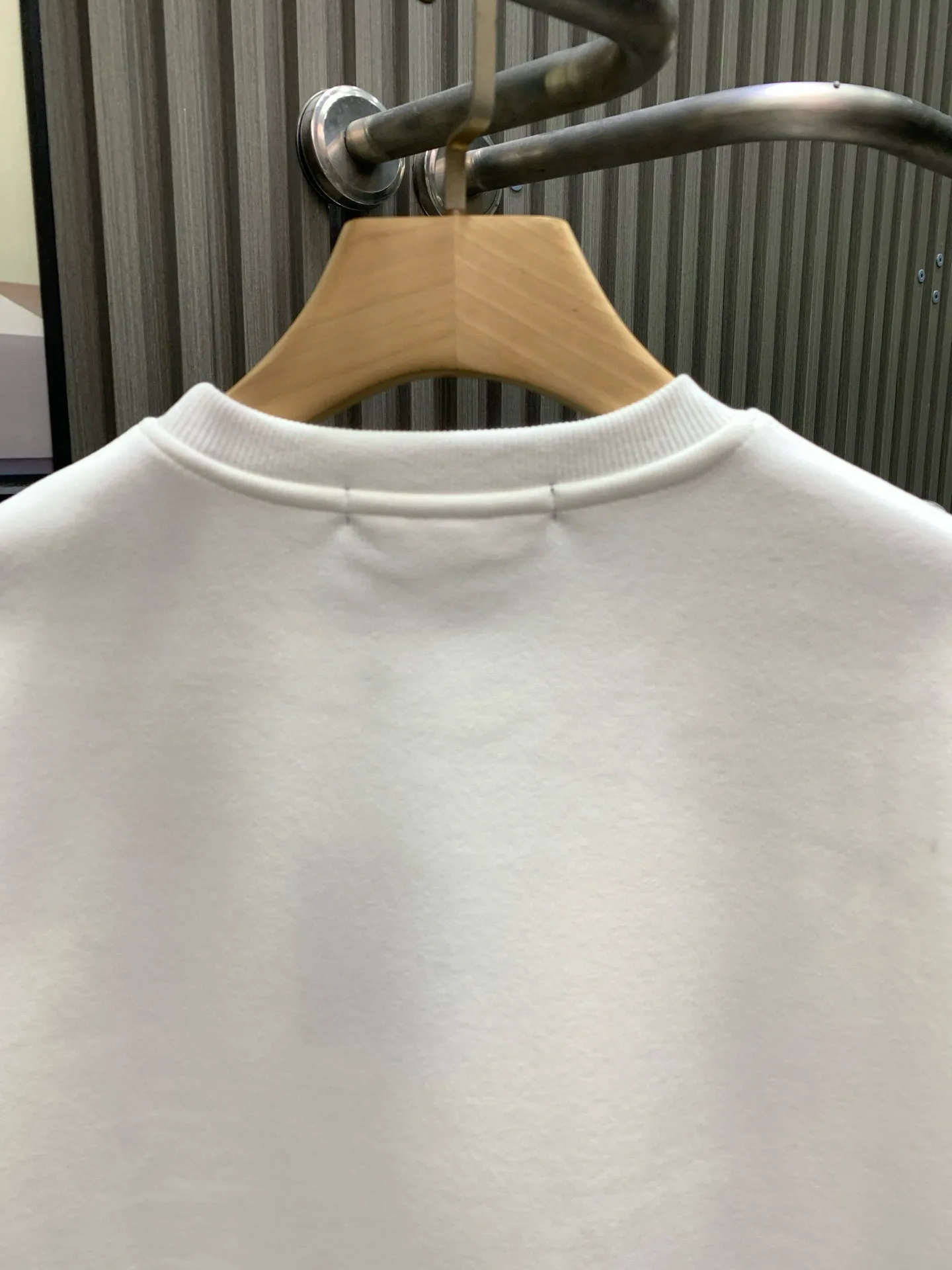 🅿️250 🀄️ Louis Vuitton "LOUIS VUITTON Louis Vuitton" 255SS classic round neck sweatshirt 400 grams pure cotton ➕ silver fox velvet Customized fabric 400 grams large terry high weight 100% pure cotton Double needle stitching cross-stitching technology Matching the same cylinder 1x1 tight high weight thread Threads have width Same style for men and women Official website details are consistent Three standards are complete Differentiate between market currencies and feel free to compare OS versions. Can be worn up to 220 pounds without any pressure. The upper body is comfortable and stylish.